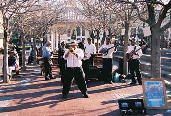 Músicos tocando en el Waterfront de Ciudad del Cabo, Sudáfrica. Foto: Toni Nogales